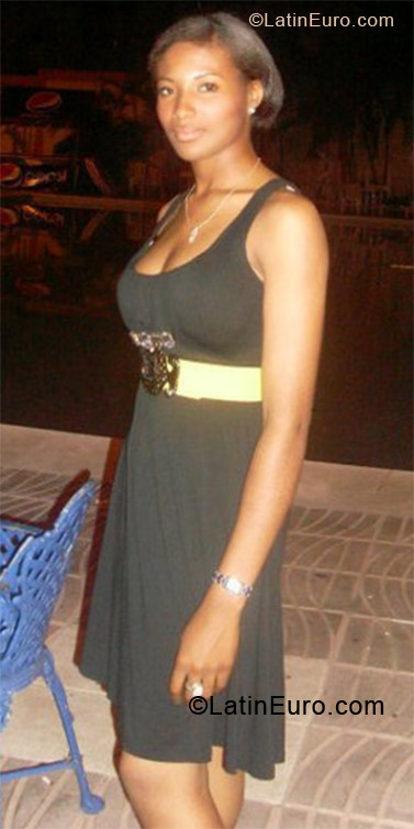 Date this nice looking Dominican Republic girl Dey from Santo Domingo DO12901