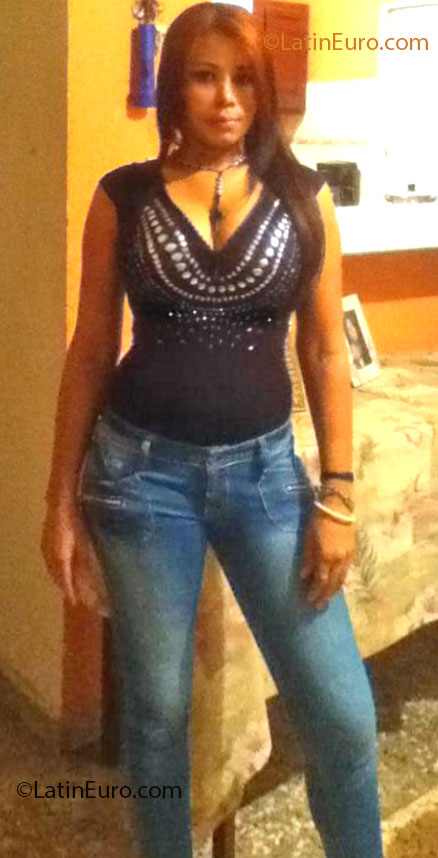 Date this lovely Dominican Republic girl Esmeralda from Santo Domingo DO13972