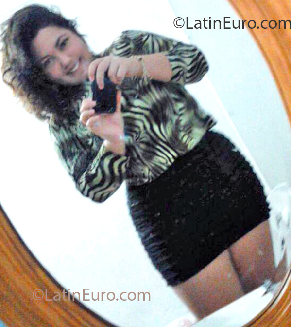 Date this attractive Portugal girl Thaysa from Lagos PT58