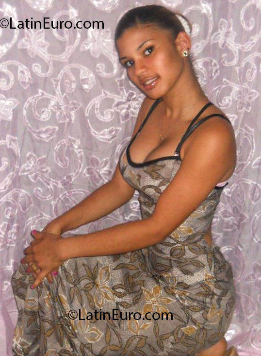 Date this hot Dominican Republic girl Isaura from Bonao DO14503