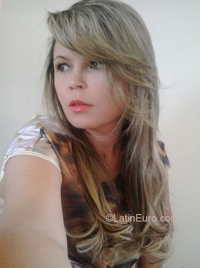 Date this good-looking Brazil girl Fernanda from Goiania BR7525
