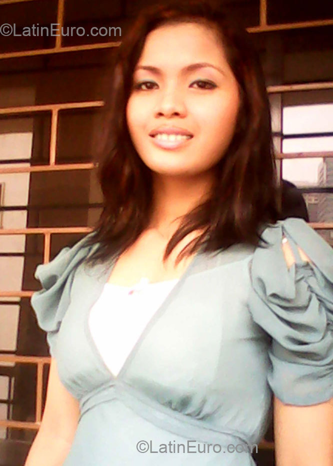 Date this hard body Philippines girl Gie from Manila PH552