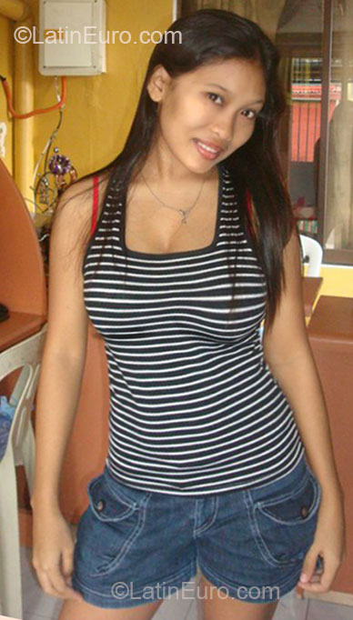Date this charming Philippines girl Zyrene from Manila PH555