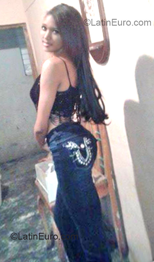 Date this happy Dominican Republic girl Karina from Santo Domingo DO15185
