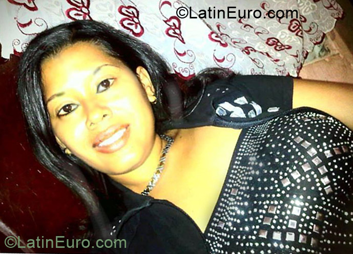 Date this sultry Dominican Republic girl Indhiri from Santo Domingo DO15655
