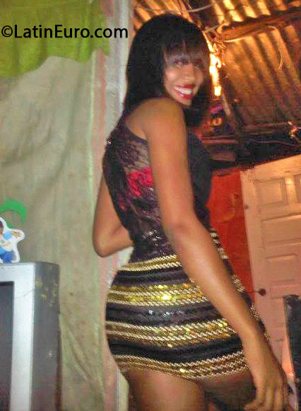 Date this beautiful Dominican Republic girl Nikaury from Santo Domingo DO15885