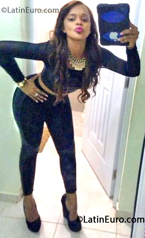 Date this attractive United States girl Reyna from Bronx - Santo Domingo US14341