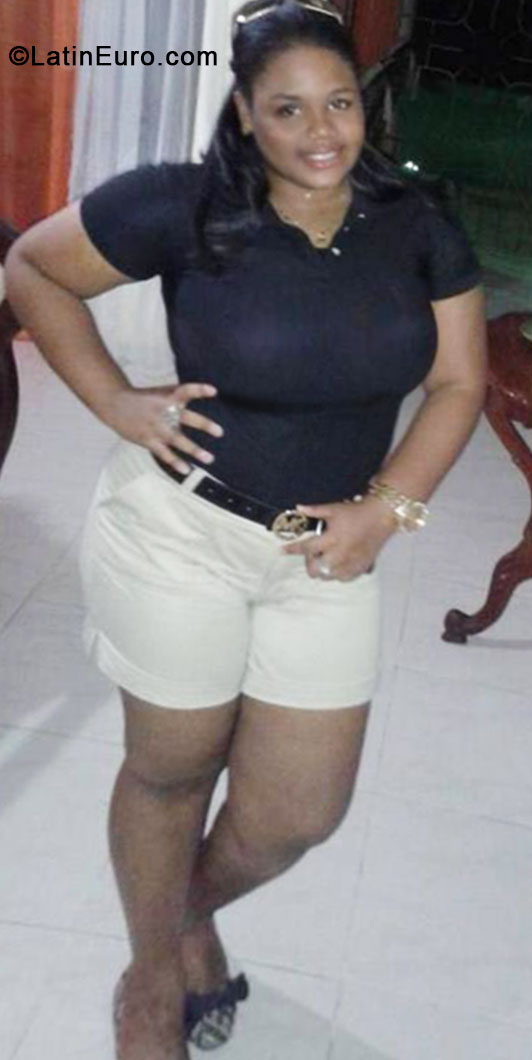 Date this happy Dominican Republic girl Wenifer from Santo Domingo DO17647