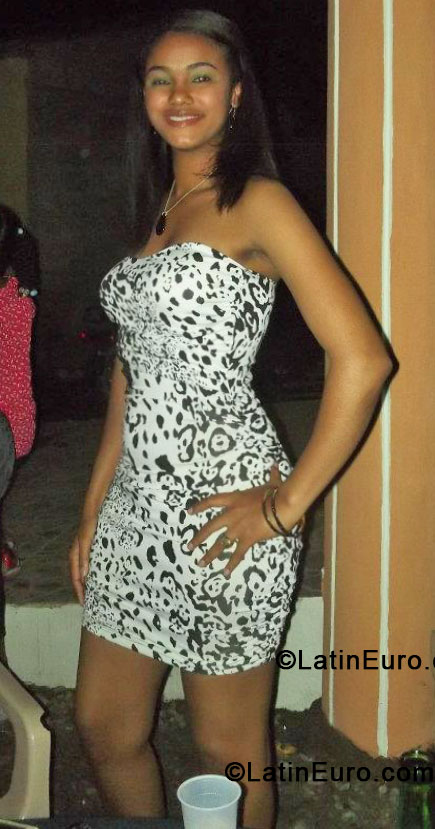 Date this nice looking Dominican Republic girl Guadalupe from La Vega DO17680