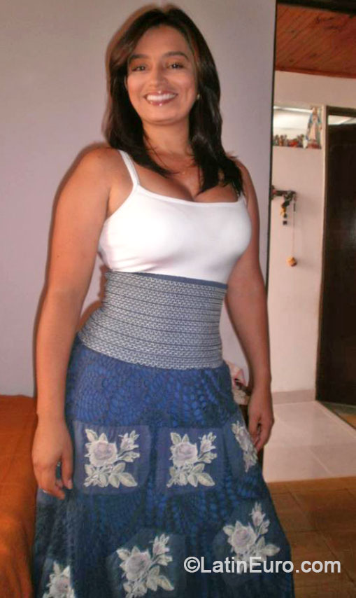Date this pretty Colombia girl Alejandra from Chinchina CO14671