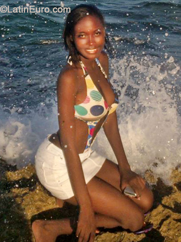Date this foxy Jamaica girl Sydoni from Westmoreland JM1507