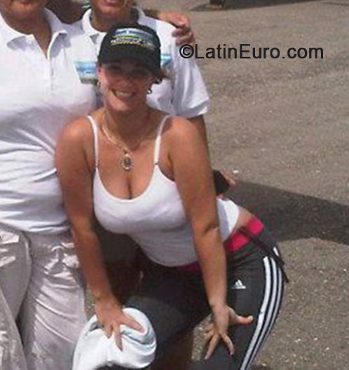 Date this nice looking Venezuela girl Angela from Caracas VE203