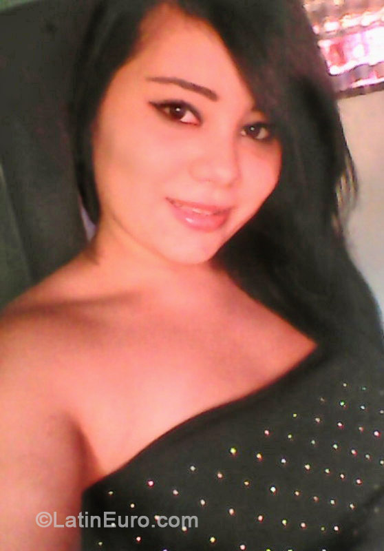 Date this gorgeous Colombia girl Yoanna from Medellin CO15281