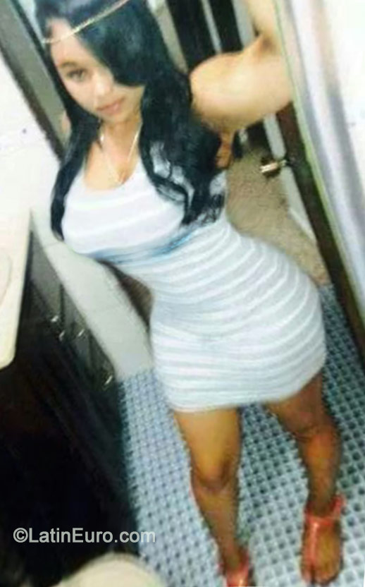 Date this stunning Dominican Republic girl Leidy from Santo Domingo DO19328