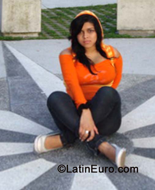 Date this tall Colombia girl Angela from Cali CO15672