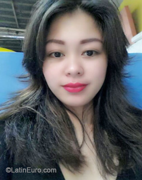Date this voluptuous Philippines girl Abigail from Naga City PH671