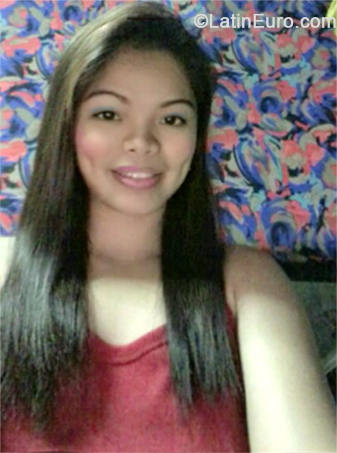 Date this happy Philippines girl Reina from Manila PH702