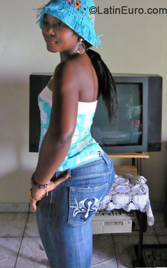Date this hard body Cameroon girl Amour from Yaounde CM204