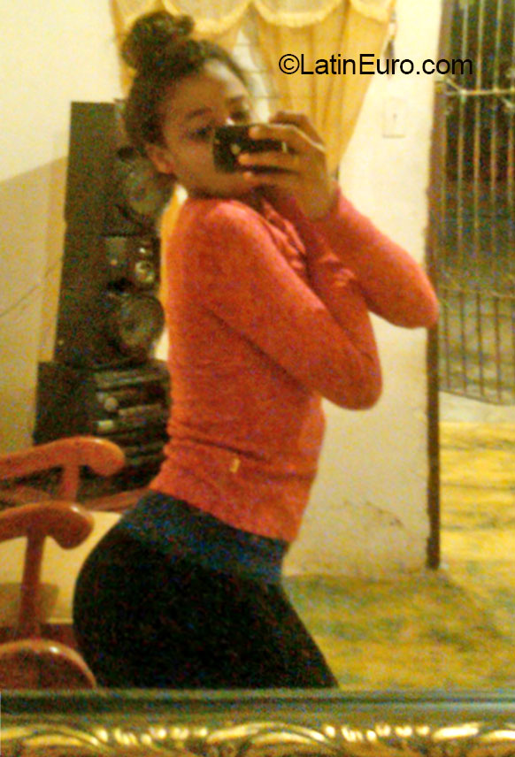 Date this nice looking Dominican Republic girl Camil from Boca Chica DO20383