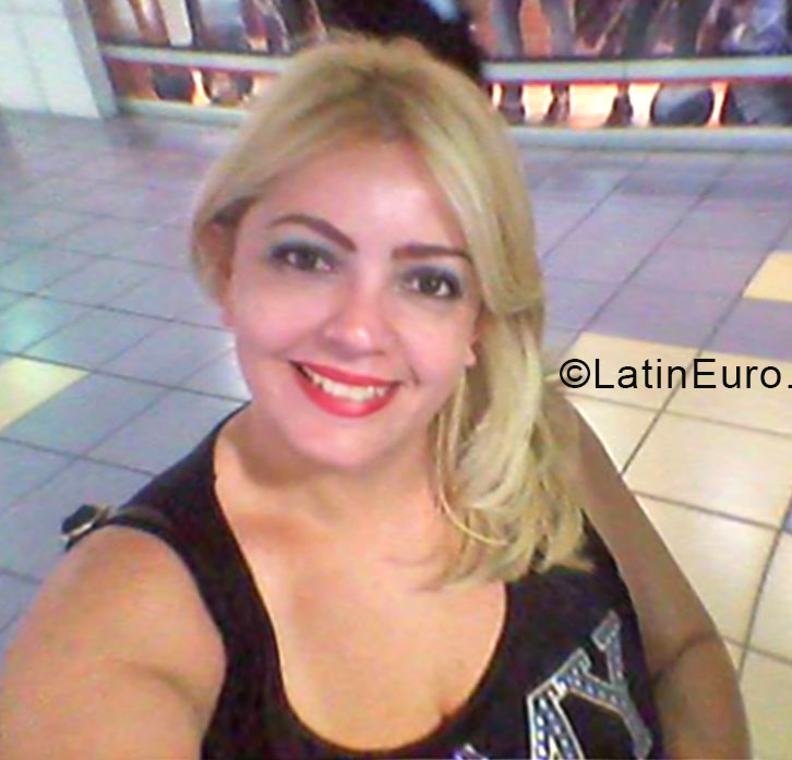 Date this pretty Venezuela girl Emanuelle from Valencia VE337