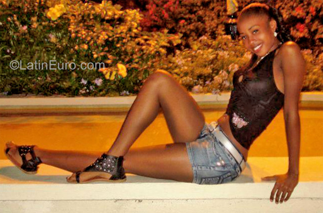 Date this voluptuous Jamaica girl Simeikia from Kingston JM1904