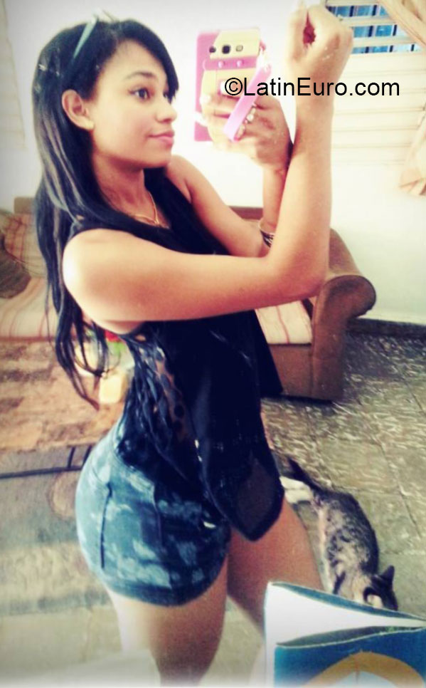 Date this tall Dominican Republic girl Paredez from Santo Domingo DO20784