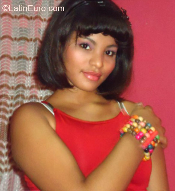 Date this foxy Colombia girl Denise from Cartagena CO16782