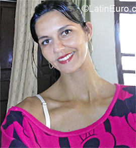 Date this attractive Brazil girl Weronica from Aracaju BR9215