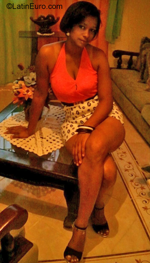Date this lovely Dominican Republic girl Vickie from Santo Domingo DO21978