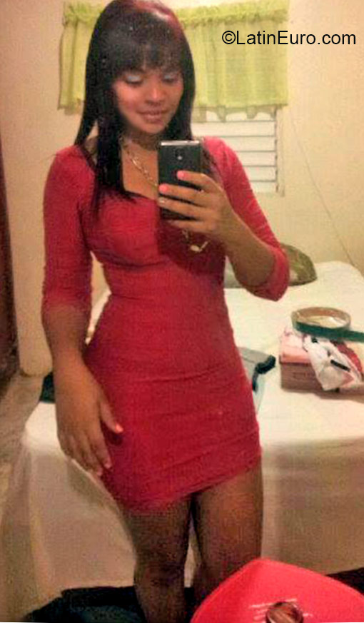 Date this happy Dominican Republic girl Leydi from Moca DO22078