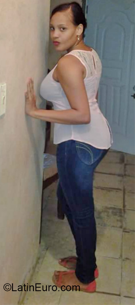Date this nice looking Dominican Republic girl Ana from Santo Domingo DO22232