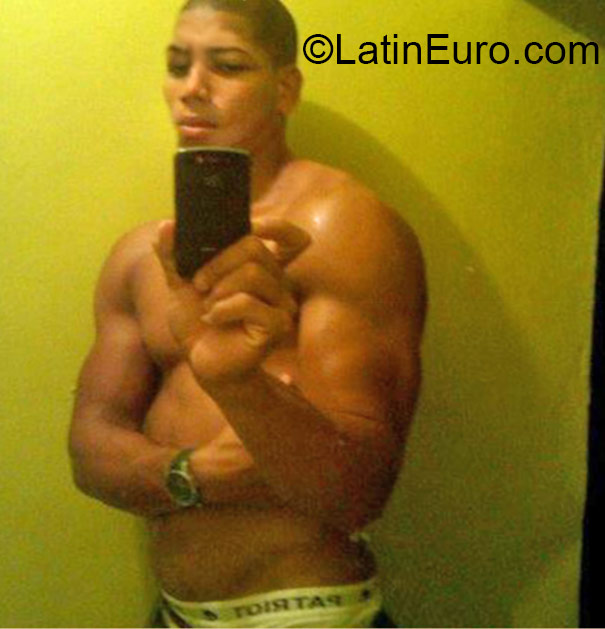 Date this good-looking Dominican Republic man Franklin from Santo Domingo DO22294