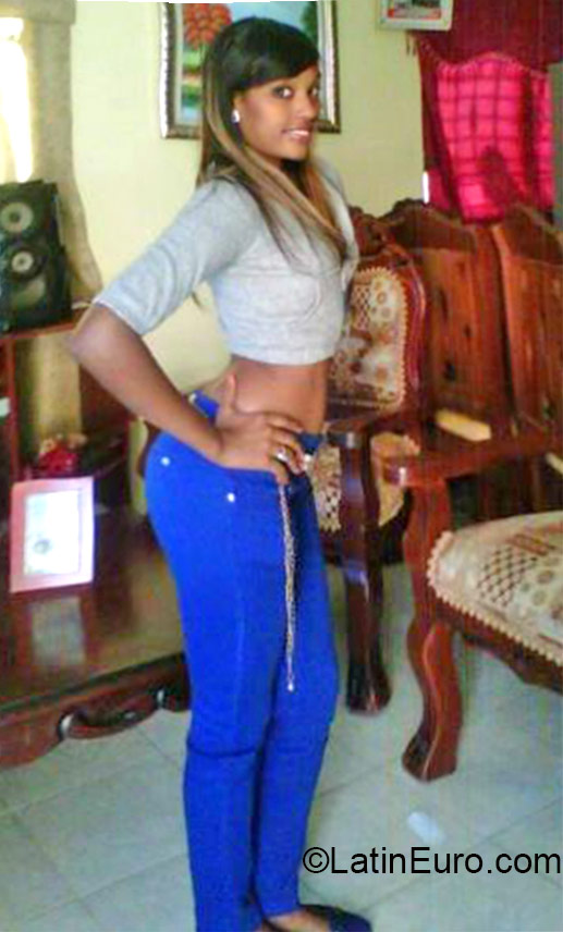 Date this charming Dominican Republic girl JAZMIL from Santo Domingo DO22332