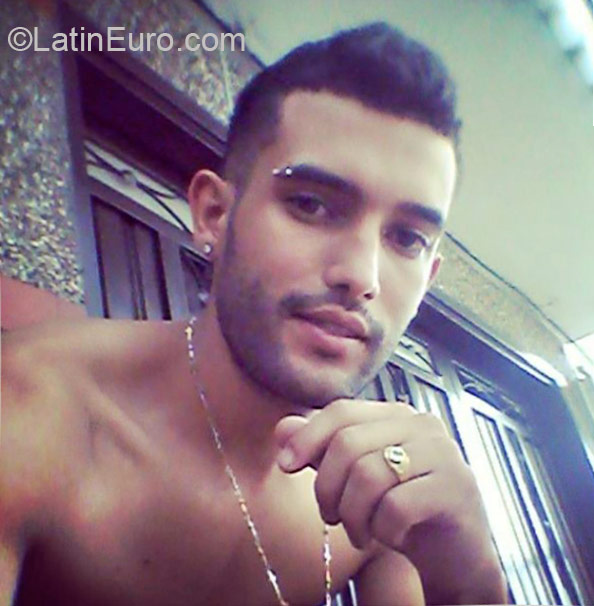 Date this tall Colombia man Julian from Medellin CO17569