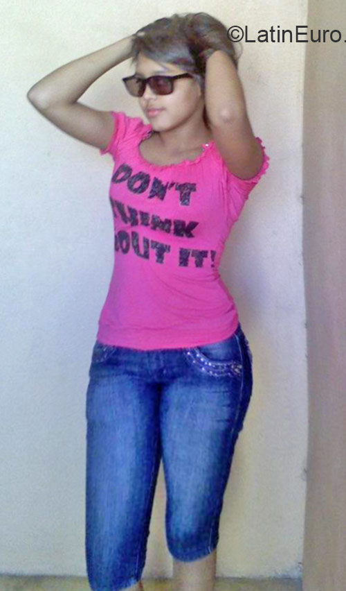 Date this stunning Dominican Republic girl Karina from Santo Domingo DO22418