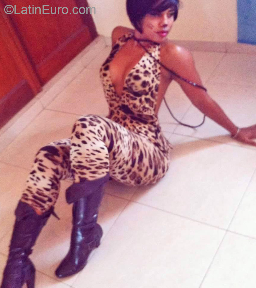 Date this sensual Dominican Republic girl Artagracia from Santo Domingo DO22449