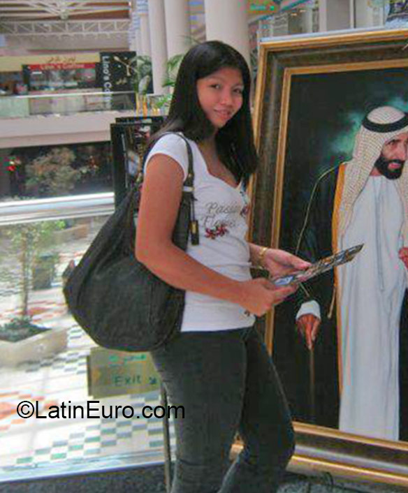 Date this happy United Arab Emirates girl Jennifer from Dubai AE42