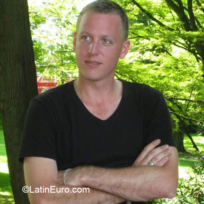 Date this georgeous Netherlands man Roel from Utrecht NL266