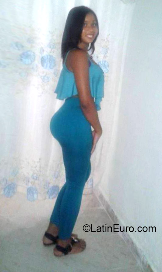 Date this funny Dominican Republic girl Paola from Santo Domingo DO22489