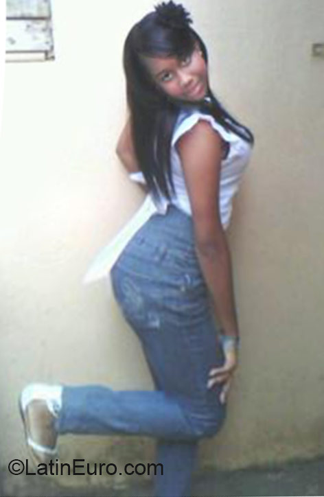 Date this nice looking Dominican Republic girl Amanda from Santo Domingo DO23849