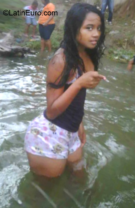 Date this exotic Dominican Republic girl Pamelita from Santo Domingo DO22579