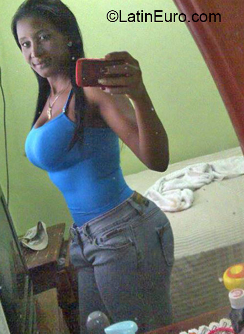 Date this sultry Dominican Republic girl Carhla from San Pedro de Macoris DO22674