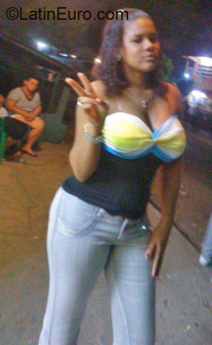 Date this hot Dominican Republic girl Indhiria from Santo Domingo DO22686