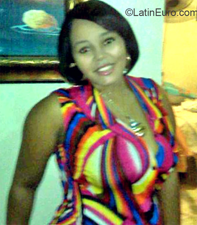 Date this nice looking Dominican Republic girl Libalkis from Santo Domingo DO22749