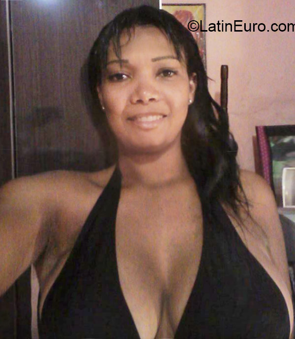 Date this good-looking Brazil girl Flavia from Rio De Janeiro BR9403