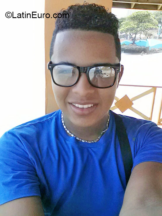 Date this attractive Dominican Republic man Michaell from Santo Domingo DO22794