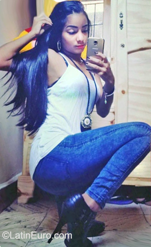 Date this gorgeous Dominican Republic girl Yinei from Santo Domingo DO22880