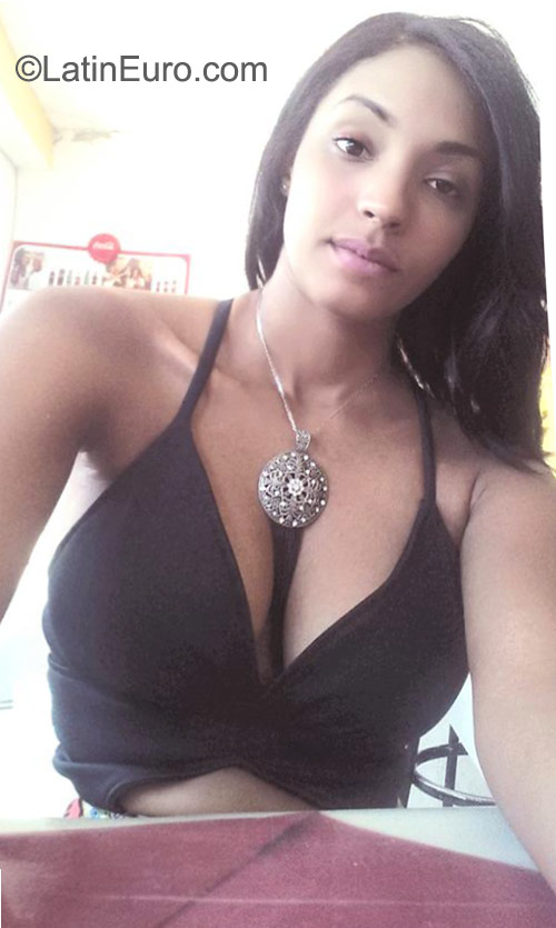 Date this hard body Dominican Republic girl Carlina from San francisco de macoris DO22883