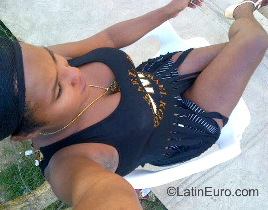 Date this sultry Dominican Republic girl Dahiana from Santo Domingo DO22890