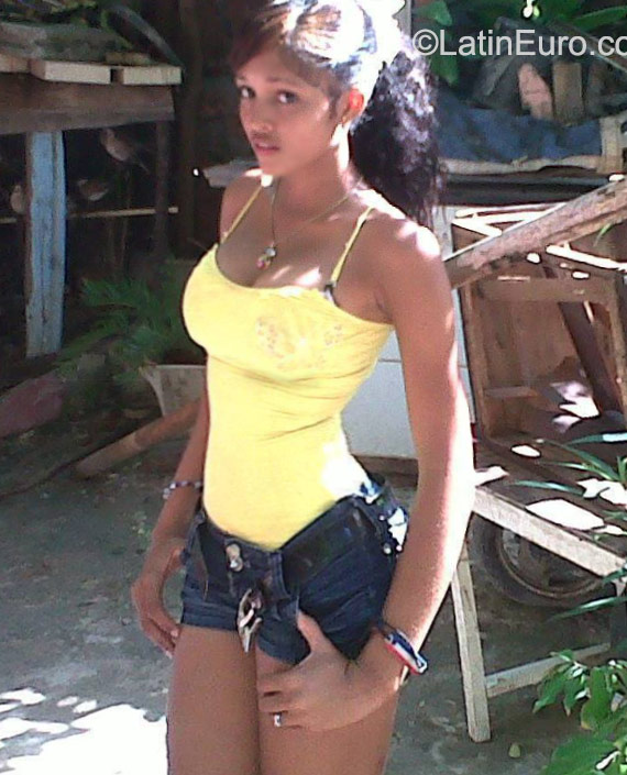 Date this hard body Dominican Republic girl Alexia from Santo Domingo DO22955